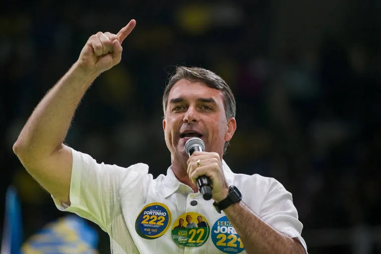 Flávio Bolsonaro promete manter o Bolsa Família e diz que quer “deixar o pobre rico”