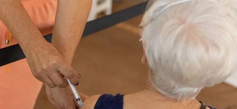 Cocal do Sul disponibiliza vacina gratuita contra pneumonia e meningite para idosos acima de 85 anos
