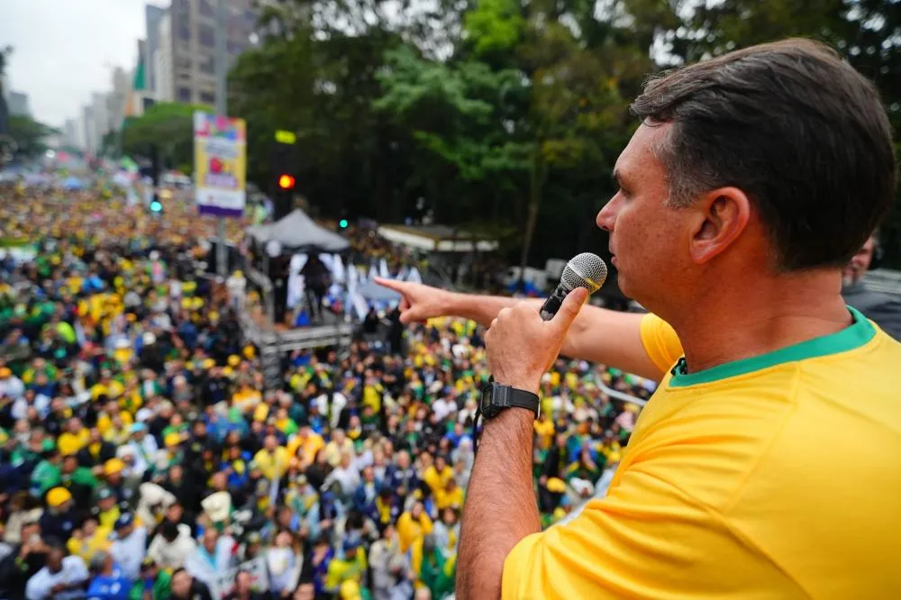 Disputa pela Presidência movimenta Criciúma: apoiadores de Lula e Flávio Bolsonaro ocupam Avenida Centenário