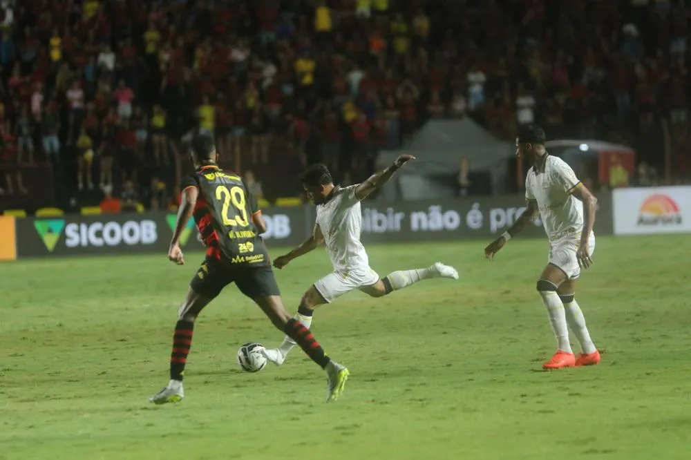 Criciúma desperdiça oportunidades, sofre gol no último minuto e perde para o Sport em confronto decisivo na Série B