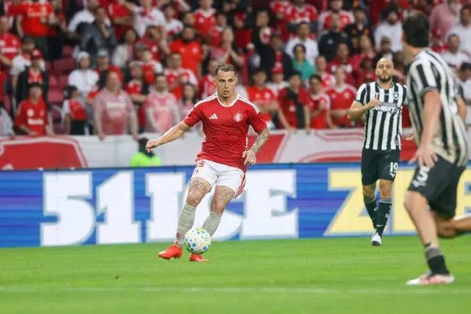 Internacional goleia o Botafogo por 3 a 0 no Beira-Rio e deixa a zona de rebaixamento do Brasileirão