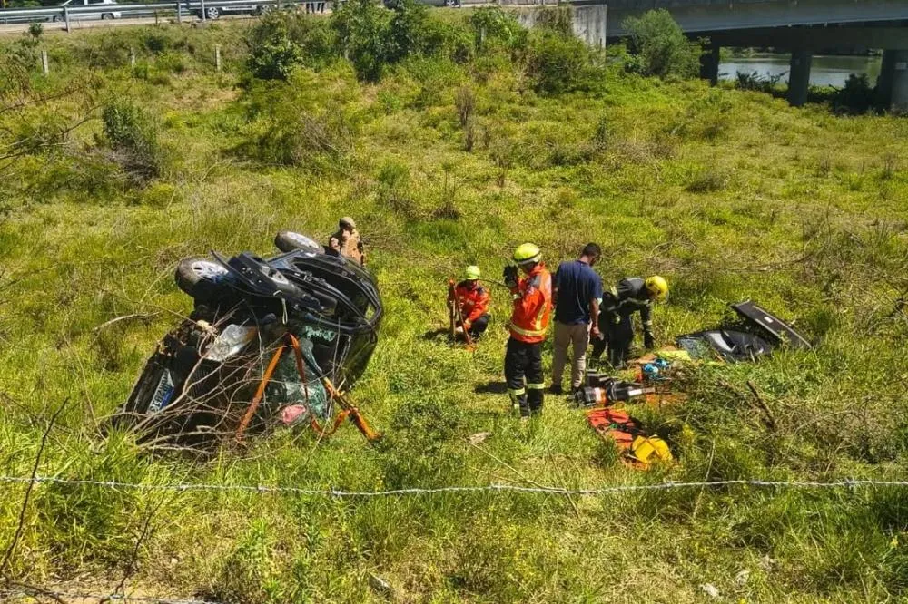 Carro sai da pista, cai em barranco e deixa quatro pessoas feridas em Tubarão