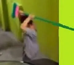 Discussão termina em agressão com vassoura e prisão em Criciúma