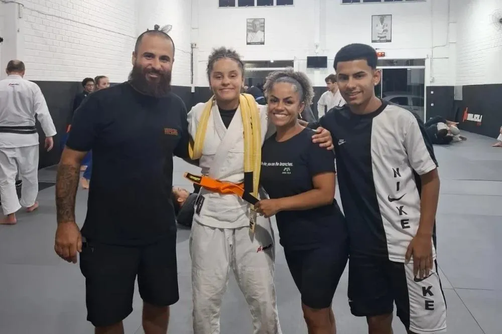 Lutadora criciumense evolui em faixa do jiu-jítsu e se prepara para o Brasileiro