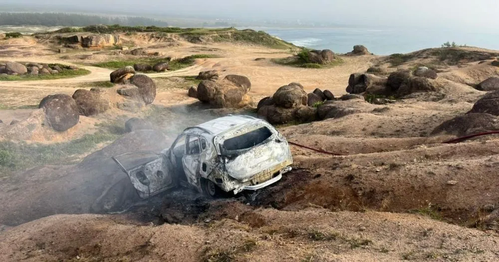 Um corpo carbonizado foi encontrado dentro de um carro incendiado na manhã desta segunda-feira (23), em Laguna, no Sul catarinense. O veículo já estava completamente tomado pelas chamas quando os bombeiros chegaram. A Polícia Civil trabalha para identific