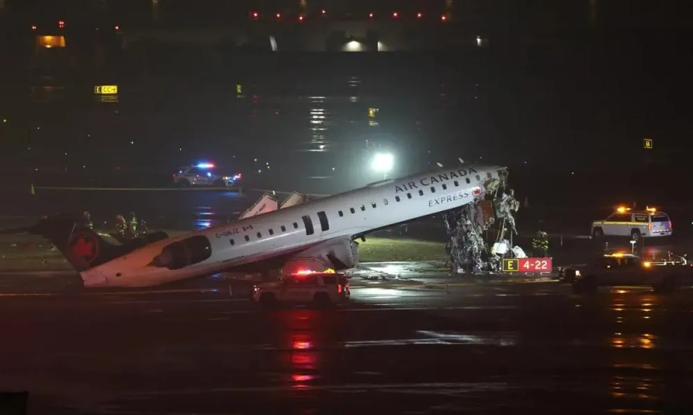 Avião colide com caminhão de bombeiros em aeroporto 