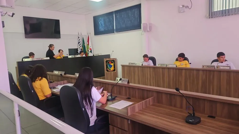 Vereadores mirins durante preparação para a primeira sessão na Câmara de Balneário Rincão