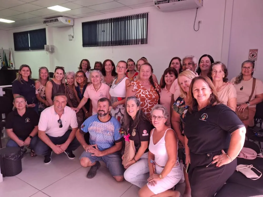 Roda de conversa promovida pela Câmara de Balneário Rincão abordou autocuidado, autoestima e combate à violência contra a mulher, reunindo participantes em um momento de aprendizado e troca de experiências.