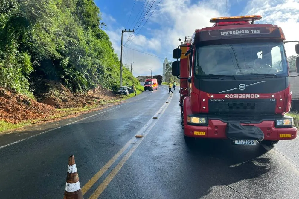 Mulher é encaminhada ao hospital após saída de pista